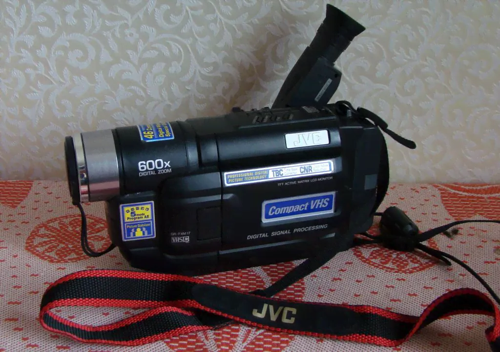 Видеокамера кассетная JVC GR-FXM17A в рабочем состоянии №сп026
